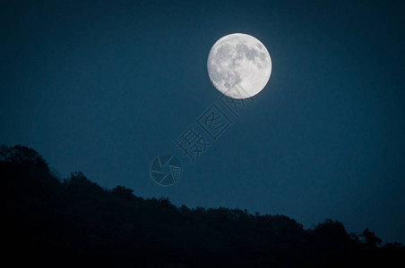 戏剧山月升起深蓝色夜空和远背景图片