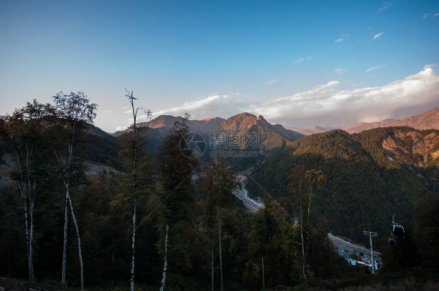 美丽的风景在山与太阳在黎明在日落时间的山阿塞拜图片