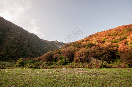 美丽的风景在山与太阳在黎明在日落时间的山阿塞拜图片