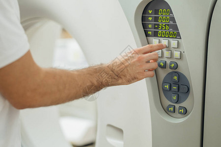 医疗技术人员的手在CT扫描图片
