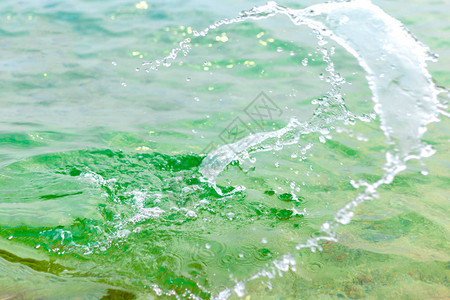 绿色的大海和水溅图片