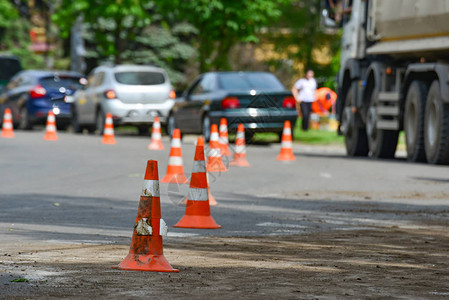 城市道路修复上的道路橙色锥形标志图片