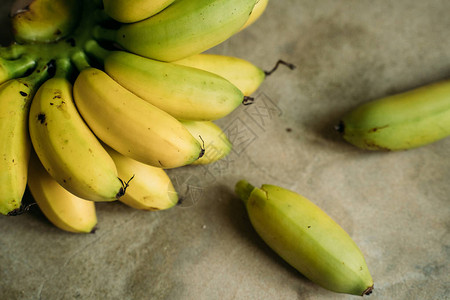 灰色背景中的新鲜迷你香蕉图片