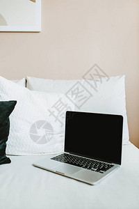 随枕头躺在床上的笔记本电脑自由兰瑟博客作家生活方式概念背景图片