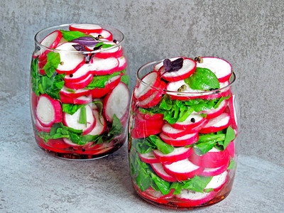 罐子里的沙拉萝卜菠菜健身沙拉含有纤维的食物图片