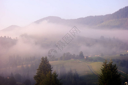 美丽的山景与轻雾清晨雾中的山村喀尔图片