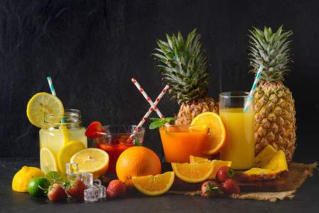 黑石背景的柠檬橙子和草莓汁夏季和图片