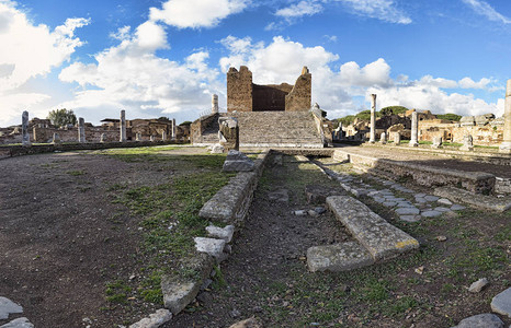 奥斯蒂亚安蒂卡考古发掘的全景与Capitolium是古罗马文化的神殿图片