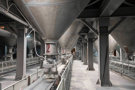 水泥厂机械带有筒仓和基础设施的工业厂房小图片
