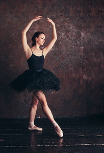 芭蕾舞演员芭蕾舞女演员穿着漂亮的黑色礼服芭蕾舞短裙摆图片
