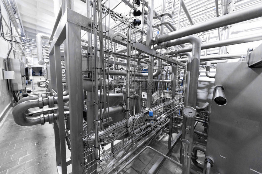 工业背景用于工厂车间生产的设备工业具和机械乳品厂钢制水管镀铬管在现代葡萄酒工厂里图片