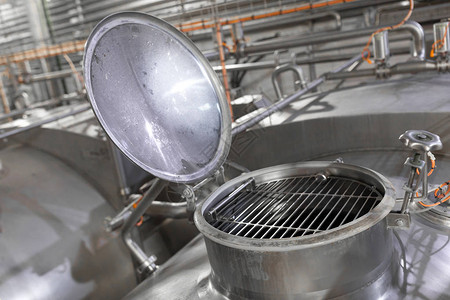 工厂大楼内的灰色镀锡罐食品工业现代啤酒厂的详细分配系统设图片