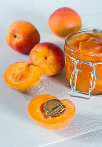 加杏汁果酱和白木桌上的杏汁图片