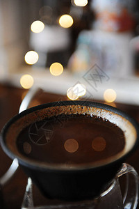 在多孔陶瓷无纸日本滴头过滤器中替代手动咖啡冲泡特写鹅颈壶图片