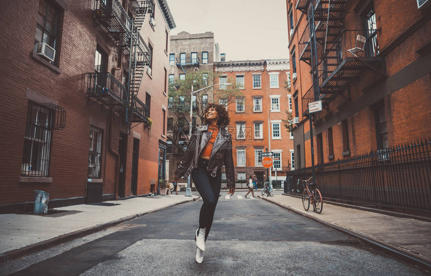 美丽的女孩在纽约克市行走关于新来者的概图片