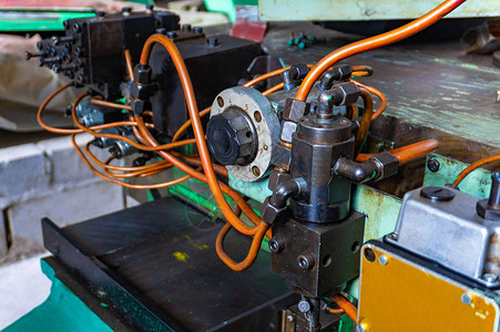 未组装的金属加工机的液压系统图片
