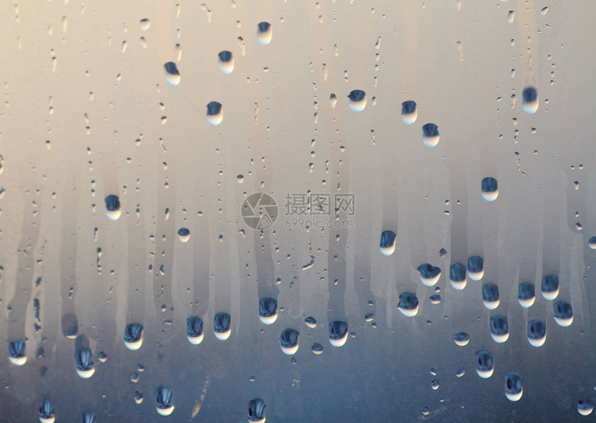 滴在玻璃上的冷凝水窗户冷凝产生的自然水池背景图片