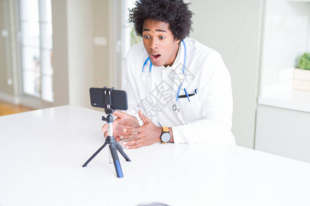 非洲裔美国医生工作和谈话图片