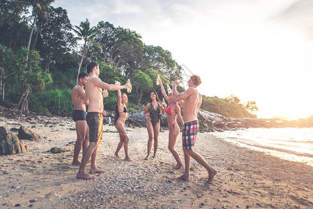 一群朋友在孤岛上的海滩上玩耍图片