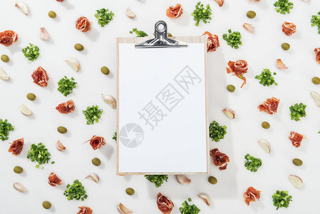 橄榄大蒜叶和绿菜之间剪贴板上方图片