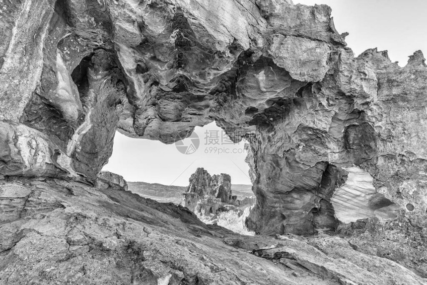 南非西开普省塞德贝格山脉Stadsaal洞穴和岩石艺术遗址的一座图片