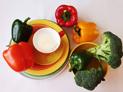盘子上的辣椒粉甜椒西兰花蔬菜静物彩色健康食品维生素C黄红绿图片