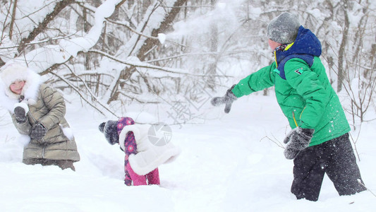 两个小女孩在冬季森林的雪中图片