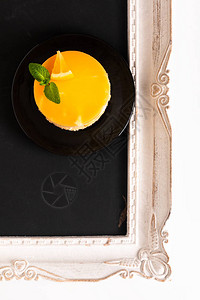 土制柠檬卷海绵蛋糕黑色盘装鲜奶油和复印图片