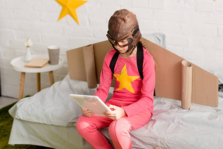 穿着粉红衣服和飞行头盔的小孩在睡觉时使用图片
