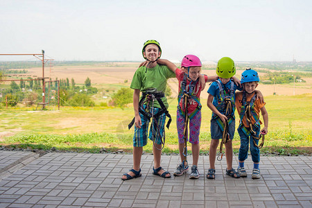 四个孩子戴着头盔和登山服准备在极限公背景图片