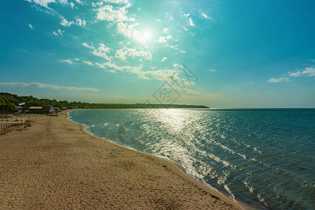 海边的夏日荒沙滩与天图片