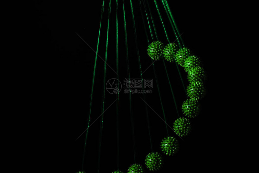 暗背景下移动绿球的频闪照片图片