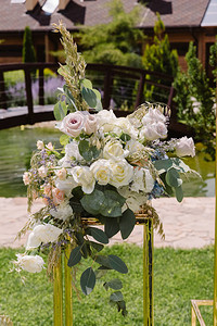 拱门上婚礼鲜花的优雅构图欧洲婚礼的美丽场所图片