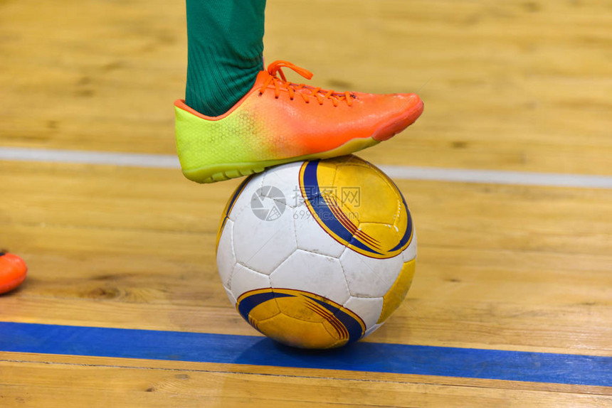 足球运动员的脚在球场小足球赛中从侧边图片