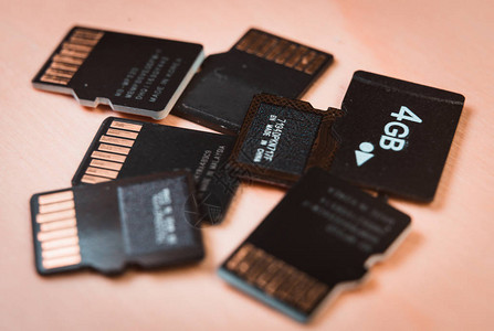 微信素材备份在一张木桌上的一组MicroSD卡微距拍摄背景