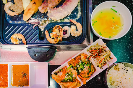 享受在韩国餐厅与家人一起吃韩式BBQ传统著名食图片