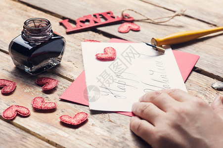 手写情人节快乐标志的女用手写字图片