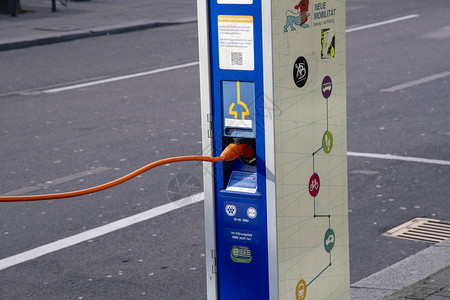 电动汽车的街道充电站图片