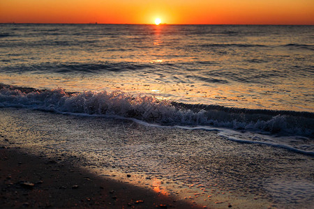 大气的时刻海洋中的日落黄昏或黎明地平线在热带图片