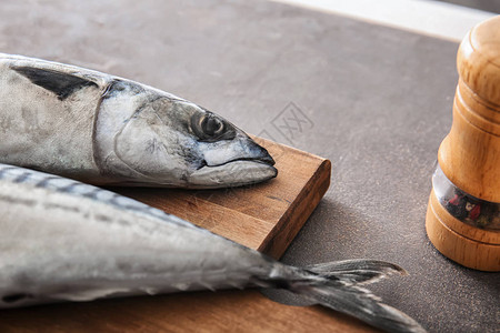 木板灰色的桌子上有美味的生鲭鱼图片