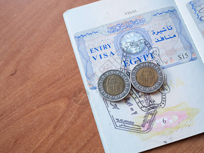 持有埃及签证的国际护照上印有两枚埃及硬币和Phr图片