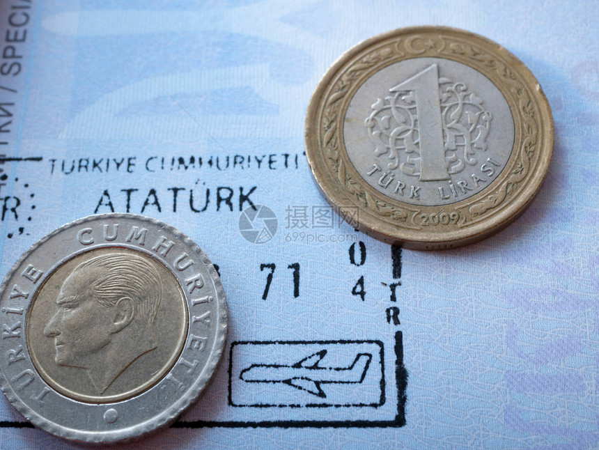 外国际护照机场抵达印章上几乎没有几枚硬币Ataturk肖像和刻字可见宏观特写图片