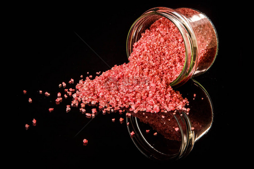 从黑镜底面小玻璃罐中喷出的粉红色大天然有机海水盐图片