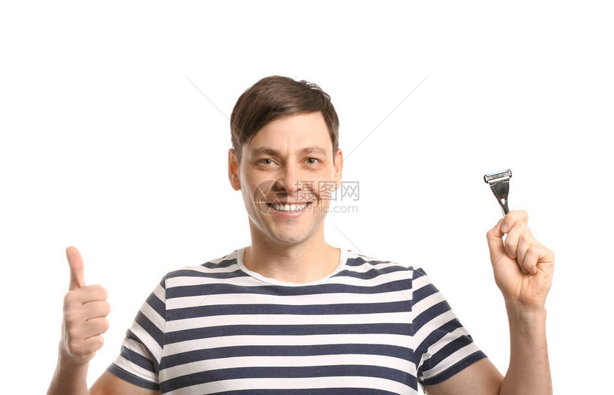 刮胡子的帅男子剃刀在白背图片