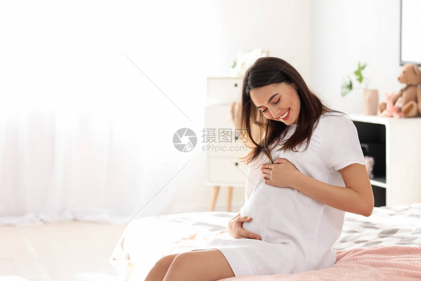 卧室里的漂亮孕妇图片