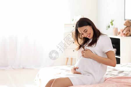 卧室里的漂亮孕妇图片