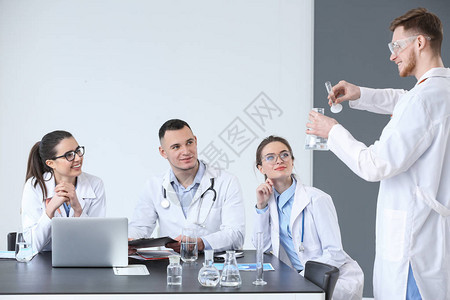 医生在诊所实习员讲座期间进行图片