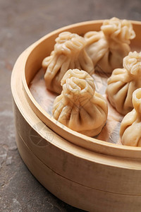 竹蒸笼桌上有美味的饺子特写图片