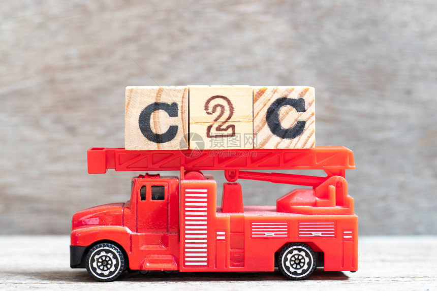 红色消防车在木材背景上用C2C字客户向客户的缩写图片