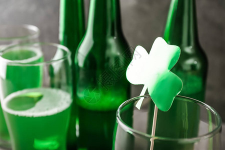 圣帕特里克节的庆典晚间特闭会杯子加绿色图片